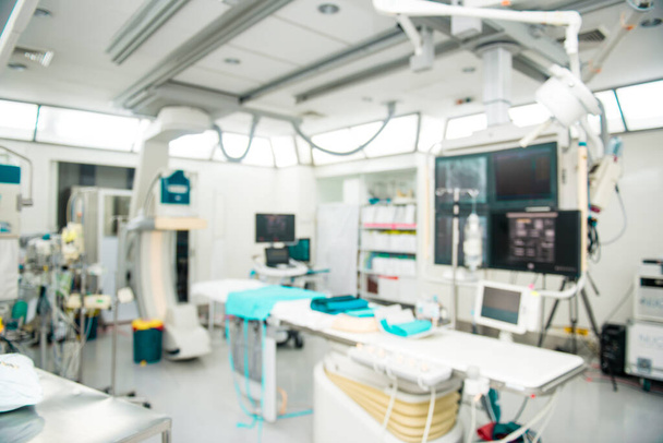 Розмиті лабораторії катетеризації або католицької лабораторії в лікарні або клініці з діагностичним обладнанням для візуалізації артерій серця
 - Фото, зображення