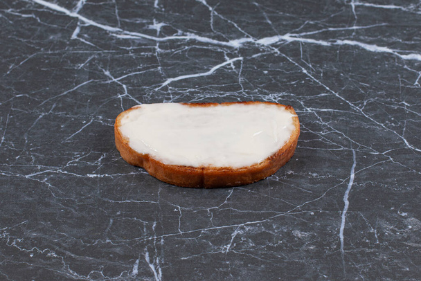 Na mramorovém pozadí krájený bochník pšeničného chleba a roztaveného sýra. Kvalitní fotografie - Fotografie, Obrázek