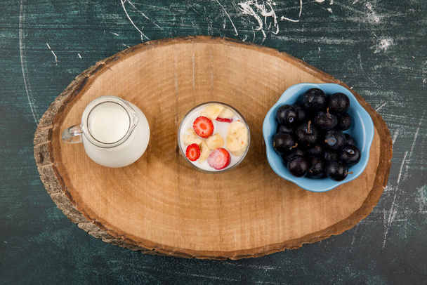 egészséges reggeli joghurttal és bogyókkal - Fotó, kép