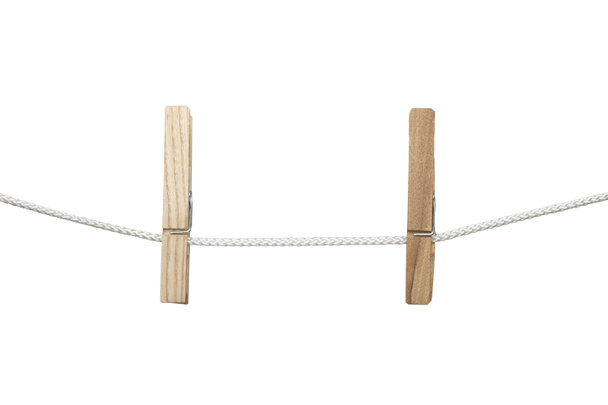 dos pinzas de vestir en una cuerda, aisladas en blanco
 - Foto, imagen
