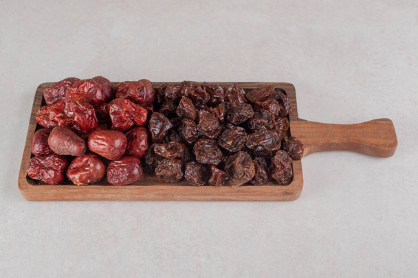 Conjunto de frutas secas em uma bandeja de madeira. Foto de alta qualidade - Foto, Imagem