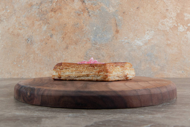 Pastelaria caseira saborosa em tábua de madeira. Foto de alta qualidade - Foto, Imagem