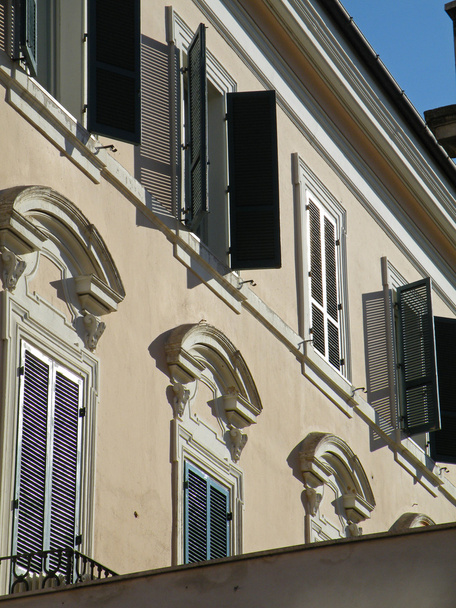 Detalles de un antiguo palacio en el centro de Terni, Umbría, Italia
 - Foto, Imagen