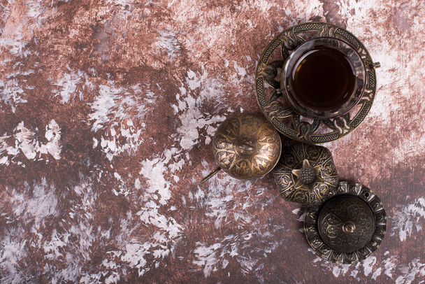 hagyományos török tea egy pohárban a háttérben. - Fotó, kép