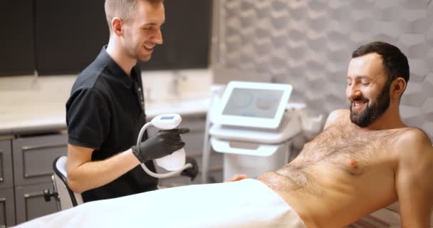kosmetolog provádějící ultrazvuk liposukci pro muže břicho - Záběry, video
