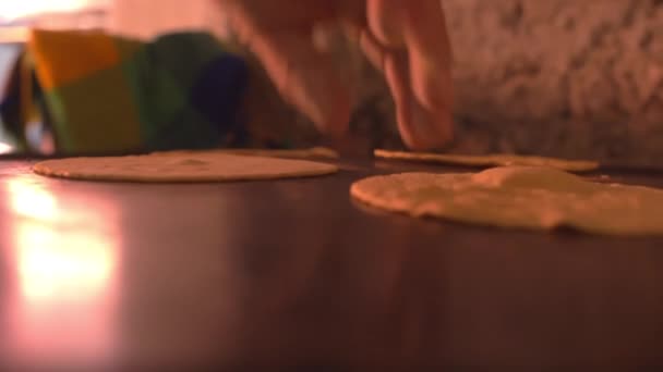 Handgemachte Tortillas blähen sich auf heißer schwarzer Oberfläche auf - Filmmaterial, Video