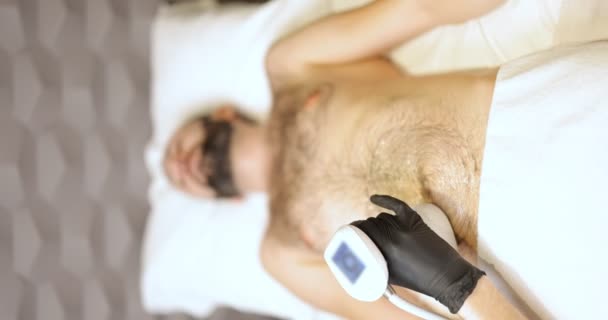 Férfi az ultrahangos, nem invazív zsírleszívás során - Felvétel, videó
