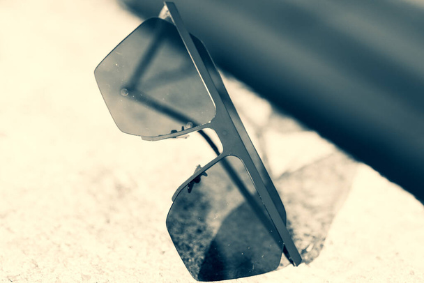 Black Oversized óculos de sol atirar em um dia de verão closeup. Foco seletivo - Foto, Imagem
