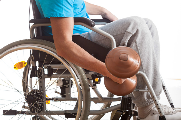 człowiek na wózku inwalidzkim, podnoszenia masy ciała - Zdjęcie, obraz