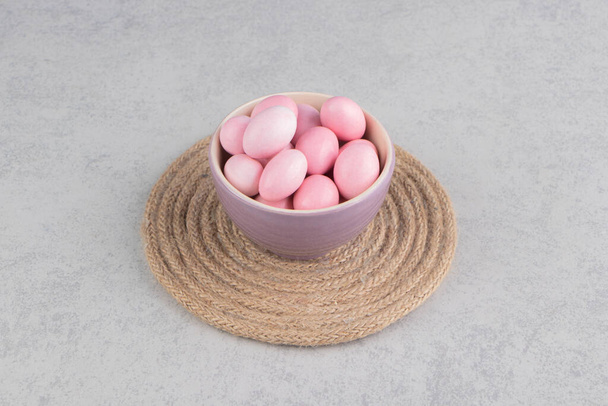Bonbons roses dans la tasse sur le plateau, sur le fond de marbre. Photo de haute qualité - Photo, image