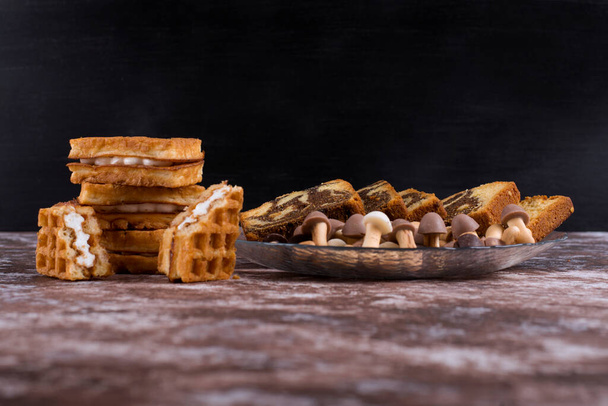 пекарня і печиво ізольовані на мармуровому фоні
 - Фото, зображення