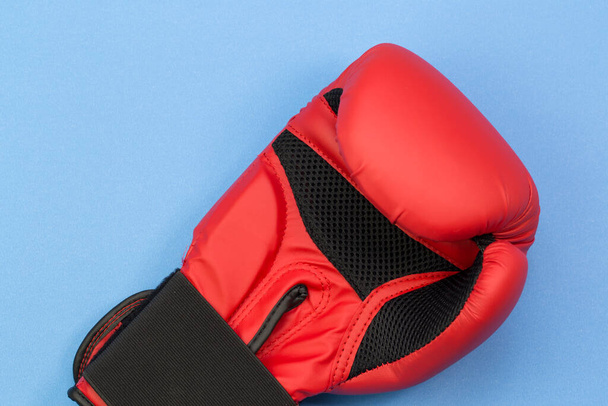 Par de guantes de boxeo de cuero rojo aislados sobre fondo azul  - Foto, Imagen