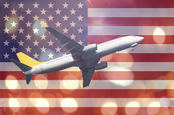 флаг США с пассажирским самолетом - Фото, изображение