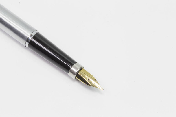 Фонтанна ручка з позолоченою ручкою ізольована на білому тлі
 - Фото, зображення