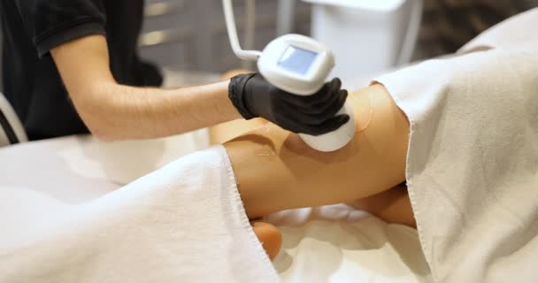 Az orvos ultrahangos zsírleszívást végez az orvosi klinikán. - Felvétel, videó