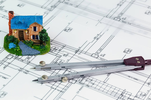 Pieni lelu malli talo arkkitehtuuri piirustus suunnitelma kompassi. Arkkitehti työskentely käsite - Valokuva, kuva