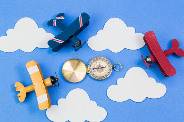 Zabawkowe samoloty na tle błękitnego nieba z papierowymi chmurami - Zdjęcie, obraz