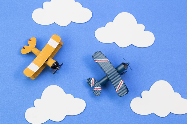 Játék repülőgépek a háttérben a kék ég a papír felhők - Fotó, kép
