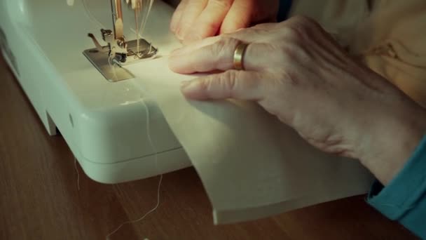 Medische maskers naaien thuis. Naaien op een naaimachine, bescherming tegen coronavirus, Tsjechië, Europa - Video