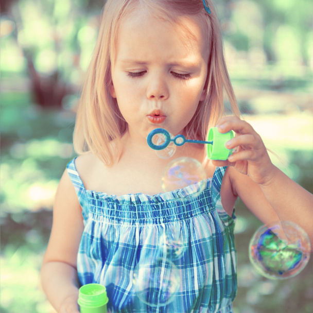little girl with soap bubbles - Foto, Imagem