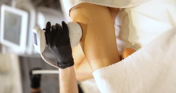 Az orvos ultrahangos zsírleszívást végez az orvosi klinikán. - Felvétel, videó