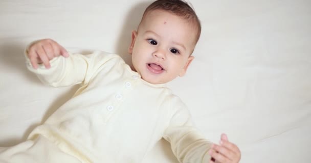 schattig klein jongetje pasgeboren peuter portret glimlachend naar camera kijken. slow motion - Video