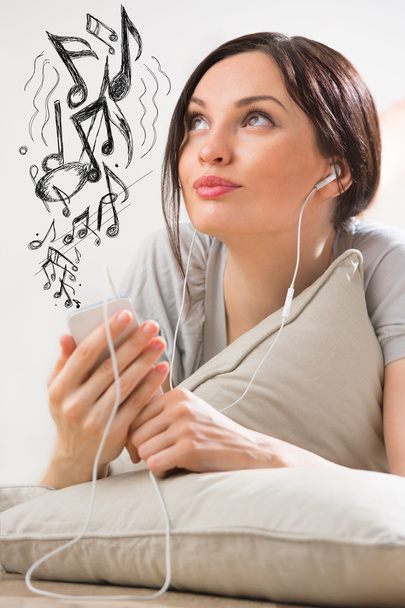 Mulher ouvindo música smartphone
  - Foto, Imagem