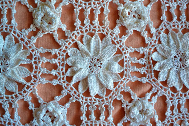Fundo de flores brancas de crochê em um fundo nu - Foto, Imagem