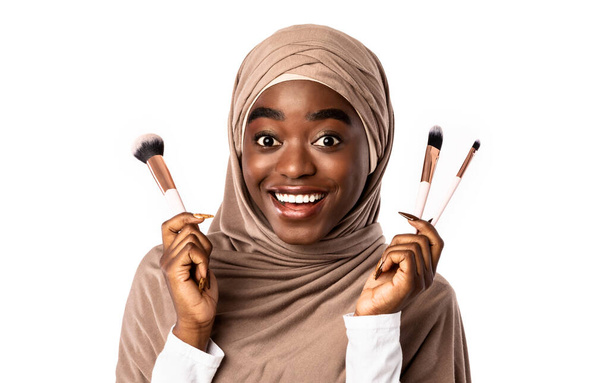 Portret van mooie moslim zwarte vrouw met make-up borstels - Foto, afbeelding