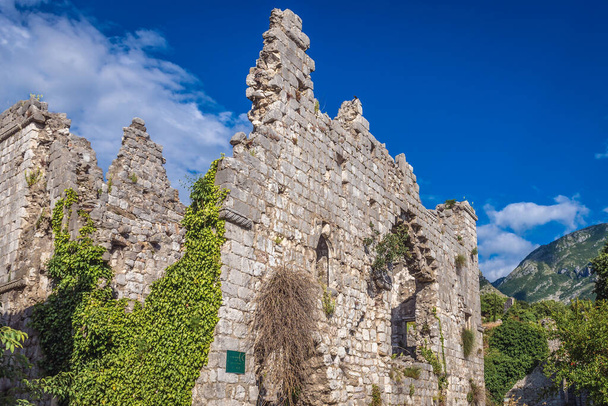 Останки стен в исторической крепости в городе Стари Бар возле города Бар, Черногория - Фото, изображение