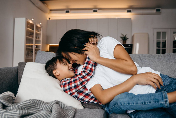 Giovane afro americano mamma abbraccia teneramente il suo amato figlio - Foto, immagini