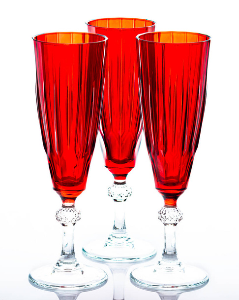 Három piros üveg fuvola fehér háttér - Fotó, kép