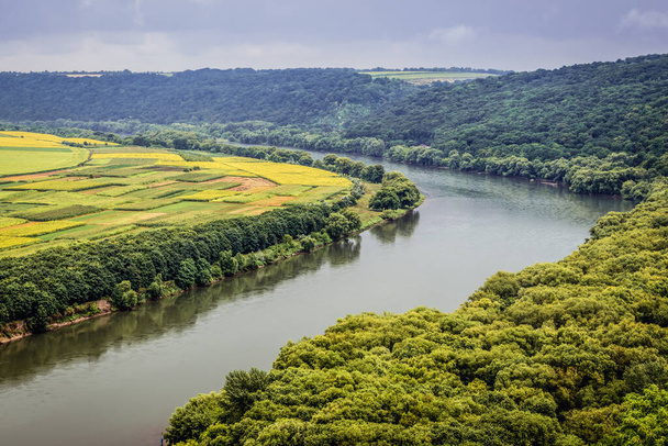 Vista aérea do rio Dniester entre a Moldávia e a Ucrânia no lado esquerdo - Foto, Imagem