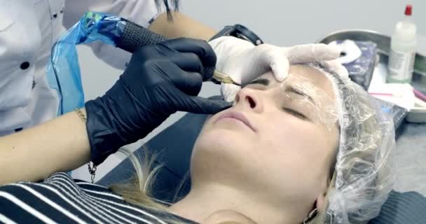 tetování obočí v salonu krásy - Záběry, video