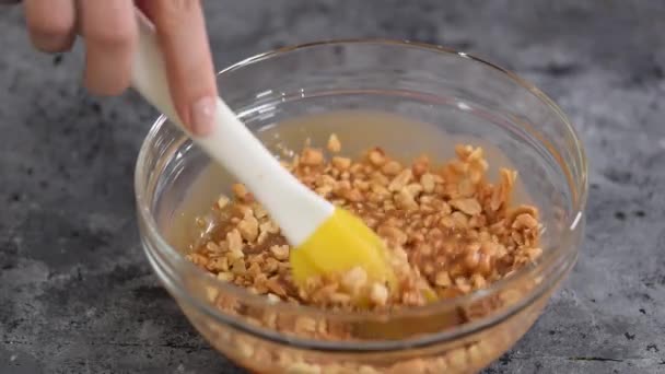 Chef mélanger la garniture d'arachide au caramel dans un bol en verre. - Séquence, vidéo