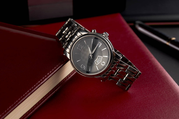 koncepce řízení obchodního času. mužské luxusní hodinky na pracovišti - Fotografie, Obrázek
