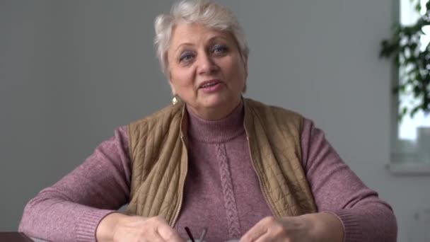 ηλικιωμένη γυναίκα γράφει ένα βίντεο για ένα blog - Πλάνα, βίντεο