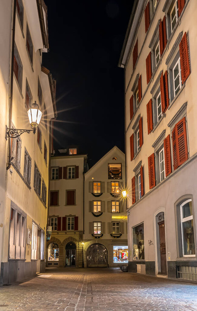 Улицы средневекового города Кур, который также является старейшим городом Швейцарии, в ночное время - Фото, изображение