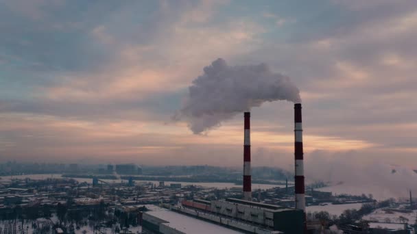 Βιομηχανική περιοχή της πόλης, επιβλαβείς εκπομπές στην ατμόσφαιρα. - Πλάνα, βίντεο