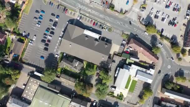 Top down légi felvétel a brit Ossett városról, egy kisvárosról Wakefield város fővárosi körzetében, Nyugat-Yorkshire-ben, Angliában, ahol tipikus brit lakótelepeket és utakat mutatnak be - Felvétel, videó