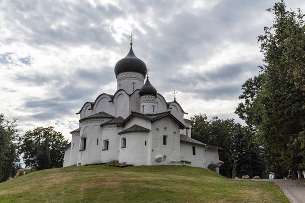 La iglesia de Basilio en la colina (siglo XV), Pskov, Rusia - Foto, Imagen