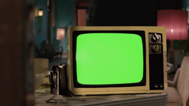 Retro-TV mit Green Screen. Sie können den grünen Bildschirm durch das gewünschte Filmmaterial oder Bild ersetzen. Sie können dies mit dem Keying-Effekt in After Effects oder jeder anderen Videobearbeitungssoftware tun (siehe Tutorials auf YouTube). 4K-Auflösung. - Filmmaterial, Video