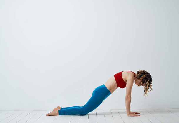 Kobieta robi gimnastyka ćwiczenia jogi asana odzież sportowa - Zdjęcie, obraz
