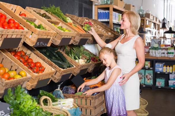 customers choosing vegetables - 写真・画像