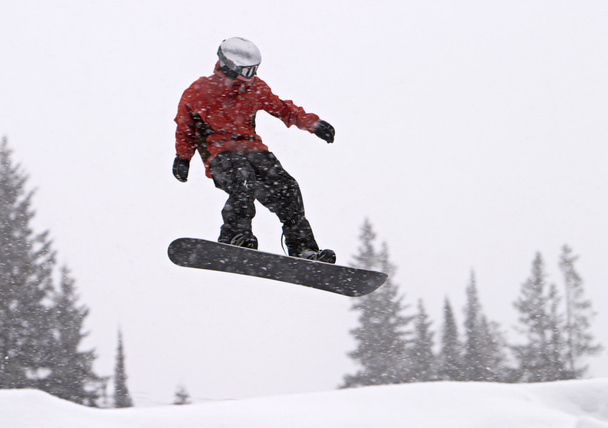 Snowboarder en medio del aire
 - Foto, Imagen