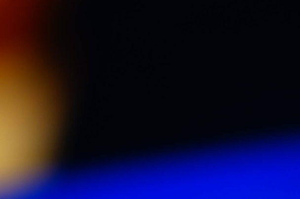 Абстрактный синий фон с темными элементами. Изображение для надписей или графики. Доминирование синего цвета, размытое изображение. - Фото, изображение