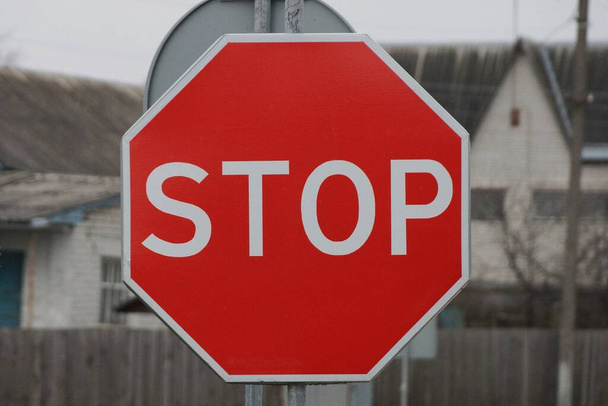 un panneau de signalisation en métal arrêt dans la rue sur fond gris - Photo, image