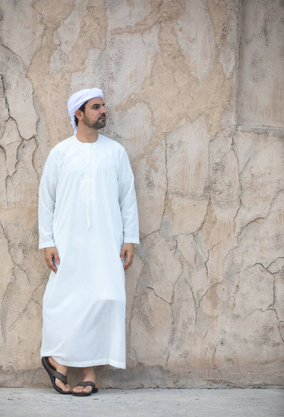 Άραβας με παραδοσιακά ρούχα στην ιστορική συνοικία Shindagha του Ντουμπάι - Φωτογραφία, εικόνα