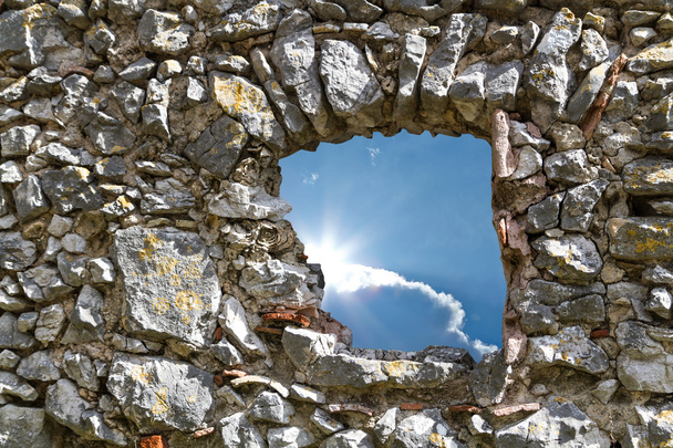 Vecchio muro di pietra con finestra
 - Foto, immagini