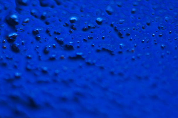 抽象的な青の神秘的な背景。暗い光の中でラフな食感。オイリー、泡と塊で油性の卵。反射した青色の光で暗い不均一な背景。立体感のあるイラスト. - 写真・画像
